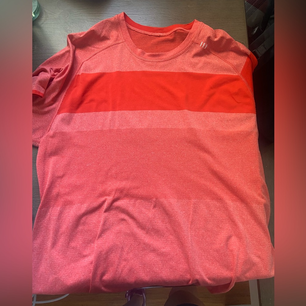 *barely worn* Men’s Lululemon Vent Tech shirt